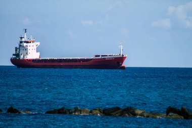 Limasol Kıbrıs Rum Kesimi 20 Mart 2020, öğleden sonra Kıbrıs Rum Kesimi açıklarında Limasol kentine bakan bir geminin görüntüsü
