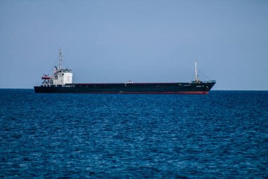 Limasol Kıbrıs Rum Kesimi 20 Mart 2020, öğleden sonra Kıbrıs Rum Kesimi açıklarında Limasol kentine bakan bir geminin görüntüsü