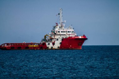 Limasol Kıbrıs Rum Kesimi 20 Mart 2020, öğleden sonra Kıbrıs Rum Kesimi açıklarında Limasol kentine bakan bir geminin görüntüsü