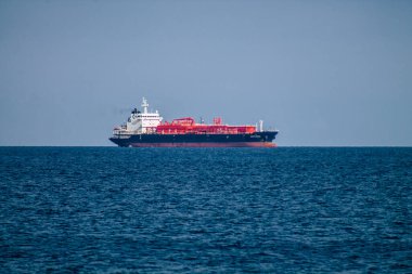 Limasol Kıbrıs Rum Kesimi 20 Mart 2020, öğleden sonra Kıbrıs Rum Kesimi açıklarında Limasol kentine bakan bir geminin görüntüsü