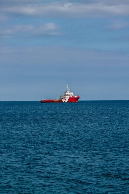 Limasol Kıbrıs Rum Kesimi 20 Mart 2020, öğleden sonra Kıbrıs Rum Kesimi açıklarında Limasol kentine bakan bir geminin görüntüsü