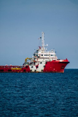 Limasol Kıbrıs Rum Kesimi 20 Mart 2020, öğleden sonra Kıbrıs Rum Kesimi açıklarında Limasol kentine bakan bir geminin görüntüsü