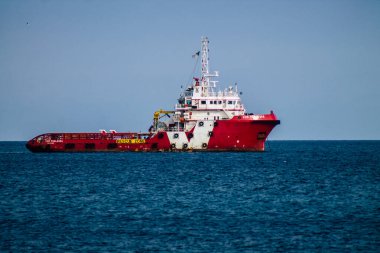 Limasol Kıbrıs Rum Kesimi 20 Mart 2020, öğleden sonra Kıbrıs Rum Kesimi açıklarında Limasol kentine bakan bir geminin görüntüsü