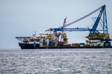 Limasol Kıbrıs Rum Kesimi 20 Mart 2020, öğleden sonra Kıbrıs Rum Kesimi açıklarında Limasol kentine bakan bir geminin görüntüsü