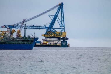 Limasol Kıbrıs Rum Kesimi 20 Mart 2020, öğleden sonra Kıbrıs Rum Kesimi açıklarında Limasol kentine bakan bir geminin görüntüsü
