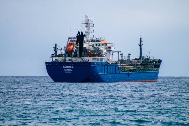 Limasol Kıbrıs Rum Kesimi 20 Mart 2020, öğleden sonra Kıbrıs Rum Kesimi açıklarında Limasol kentine bakan bir geminin görüntüsü