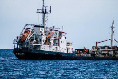 Limasol Kıbrıs Rum Kesimi 20 Mart 2020, öğleden sonra Kıbrıs Rum Kesimi açıklarında Limasol kentine bakan bir geminin görüntüsü