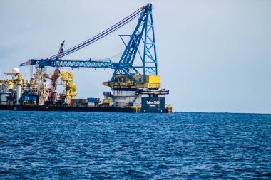 Limasol Kıbrıs Rum Kesimi 20 Mart 2020, öğleden sonra Kıbrıs Rum Kesimi açıklarında Limasol kentine bakan bir geminin görüntüsü