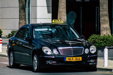 Limasol Kıbrıs Rum Kesimi 20 Mart 2020 'de öğleden sonra Limasol sokaklarında geleneksel bir Kıbrıs Rum Kesimi taksisinin görüntüsü