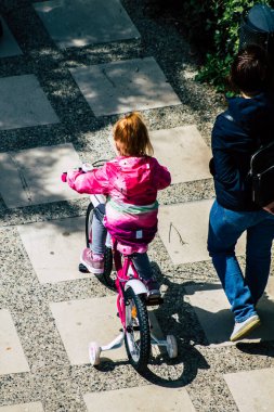 20 Mart 2020 'de Limasol Kıbrıs Rum Kesimi' nde kimliği belirsiz çocuklar öğleden sonra Limasol sokaklarında yürüyordu.