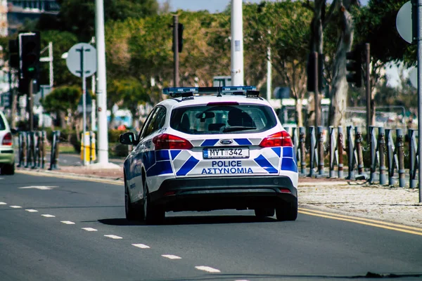 Limassolキプロス2020年3月20日午後にLimassolの通りで伝統的な警察の車のローリングの眺め — ストック写真