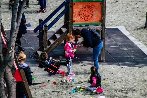 2020年3月20日查看下午在利马索尔海滩上玩得开心的身份不明的孩子 — 图库照片