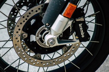 Limasol Kıbrıs Rum Kesimi 24 Mart 2020 Kıbrıs Rum Kesimi 'nde Limasol adasının sokaklarına park edilmiş bir BMW motosiklet görüntüsü