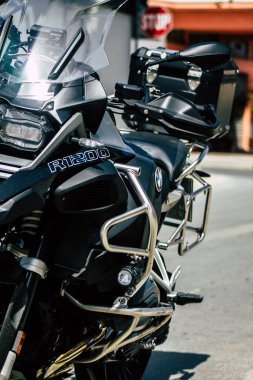 Limasol Kıbrıs Rum Kesimi 24 Mart 2020 Kıbrıs Rum Kesimi 'nde Limasol adasının sokaklarına park edilmiş bir BMW motosiklet görüntüsü