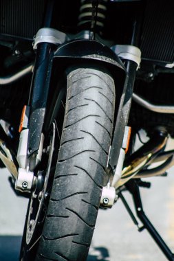 Limasol Kıbrıs Rum Kesimi 24 Mart 2020 Kıbrıs Rum Kesimi 'nde Limasol adasının sokaklarına park edilmiş bir BMW motosiklet görüntüsü