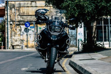 Limasol Kıbrıs Rum Kesimi 24 Mart 2020 Kıbrıs Rum Kesimi 'nde Limasol adasının sokaklarına park edilmiş bir BMW motosiklet görüntüsü