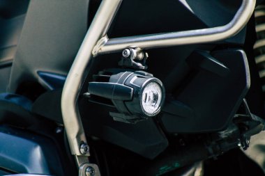 Limasol Kıbrıs Rum Kesimi 24 Mart 2020 Kıbrıs Rum Kesimi 'nde Limasol adasının sokaklarına park edilmiş bir BMW motosiklet görüntüsü
