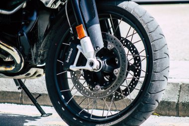 Limasol Kıbrıs Rum Kesimi 24 Mart 2020 Kıbrıs Rum Kesimi 'nde Limasol adasının sokaklarına park edilmiş bir BMW motosiklet görüntüsü