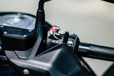 Limasol Kıbrıs Rum Kesimi 24 Mart 2020 Kıbrıs Rum Kesimi 'nde Limasol adasının sokaklarına park edilmiş bir BMW motosiklet görüntüsü