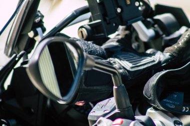 Limasol Kıbrıs Rum Kesimi 24 Mart 2020 Kıbrıs Rum Kesimi 'nde Limasol adasının sokaklarına park edilmiş bir BMW motosiklet görüntüsü