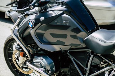 Limasol Kıbrıs Rum Kesimi 24 Mart 2020 Kıbrıs Rum Kesimi 'nde Limasol adasının sokaklarına park edilmiş bir BMW motosiklet görüntüsü