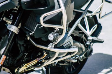 Limasol Kıbrıs Rum Kesimi 24 Mart 2020 Kıbrıs Rum Kesimi 'nde Limasol adasının sokaklarına park edilmiş bir BMW motosiklet görüntüsü