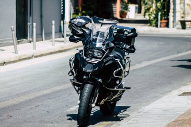 Limasol Kıbrıs Rum Kesimi 24 Mart 2020 Kıbrıs Rum Kesimi 'nde Limasol adasının sokaklarına park edilmiş bir BMW motosiklet görüntüsü