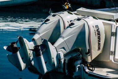 Kıbrıs Rum Kesimi 24 Mart 2020, Kıbrıs Rum Kesimi 'ndeki Limasol limanında demirlemiş bir teknenin motoruna yakın duruş
