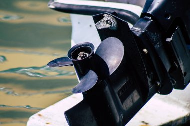 Kıbrıs Rum Kesimi 24 Mart 2020, Kıbrıs Rum Kesimi 'ndeki Limasol limanında demirlemiş bir teknenin motoruna yakın duruş