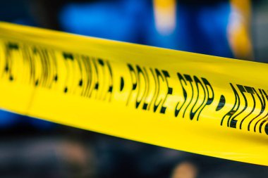 Kıbrıs Rum Kesimi 24 Mart 2020, Kıbrıs Rum Kesimi 'nin Limasol kentindeki Coronavirus salgını nedeniyle bir kamu bahçesinde polis işareti görülüyor