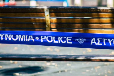 Kıbrıs Rum Kesimi 24 Mart 2020, Kıbrıs Rum Kesimi 'nin Limasol kentindeki Coronavirus salgını nedeniyle bir kamu bahçesinde polis işareti görülüyor