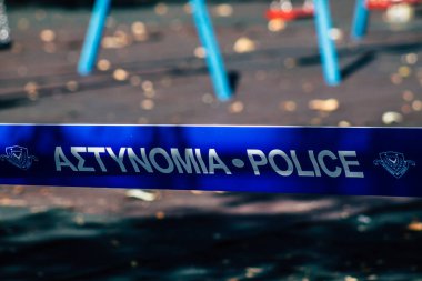 Kıbrıs Rum Kesimi 24 Mart 2020, Kıbrıs Rum Kesimi 'nin Limasol kentindeki Coronavirus salgını nedeniyle bir kamu bahçesinde polis işareti görülüyor
