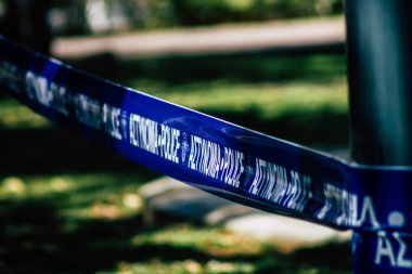 Kıbrıs Rum Kesimi 24 Mart 2020, Kıbrıs Rum Kesimi 'nin Limasol kentindeki Coronavirus salgını nedeniyle bir kamu bahçesinde polis işareti görülüyor