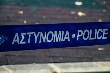 Kıbrıs Rum Kesimi 24 Mart 2020, Kıbrıs Rum Kesimi 'nin Limasol kentindeki Coronavirus salgını nedeniyle bir kamu bahçesinde polis işareti görülüyor