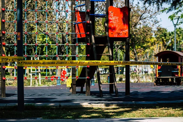Kıbrıs Rum Kesimi 24 Mart 2020, Kıbrıs Rum Kesimi 'nin Limasol kentindeki Coronavirus salgını nedeniyle bir kamu bahçesinde polis işareti görülüyor