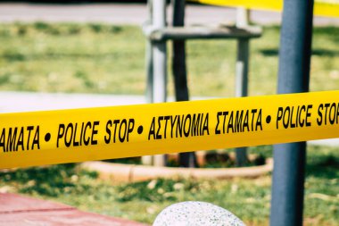 Kıbrıs Rum Kesimi 24 Mart 2020, Kıbrıs Rum Kesimi 'nin Limasol kentindeki Coronavirus salgını nedeniyle bir kamu bahçesinde polis işareti görülüyor