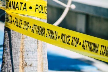 Kıbrıs Rum Kesimi 24 Mart 2020, Kıbrıs Rum Kesimi 'nin Limasol kentindeki Coronavirus salgını nedeniyle bir kamu bahçesinde polis işareti görülüyor