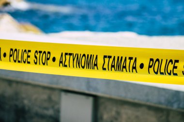 Kıbrıs Rum Kesimi 24 Mart 2020, Kıbrıs Rum Kesimi 'nin Limasol kentindeki Coronavirus salgını nedeniyle bir kamu bahçesinde polis işareti görülüyor