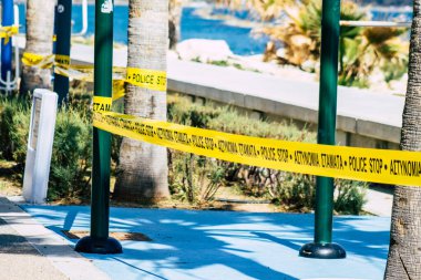 Kıbrıs Rum Kesimi 24 Mart 2020, Kıbrıs Rum Kesimi 'nin Limasol kentindeki Coronavirus salgını nedeniyle bir kamu bahçesinde polis işareti görülüyor