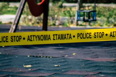 Kıbrıs Rum Kesimi 24 Mart 2020, Kıbrıs Rum Kesimi 'nin Limasol kentindeki Coronavirus salgını nedeniyle bir kamu bahçesinde polis işareti görülüyor