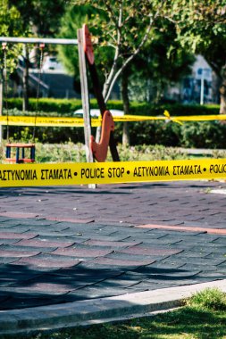 Kıbrıs Rum Kesimi 24 Mart 2020, Kıbrıs Rum Kesimi 'nin Limasol kentindeki Coronavirus salgını nedeniyle bir kamu bahçesinde polis işareti görülüyor