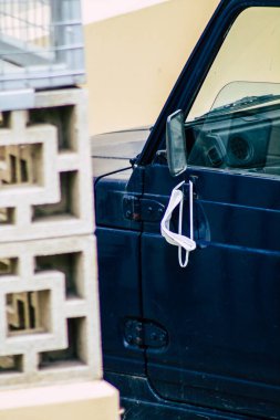 00447 Limasol Kıbrıs 26 Mart 2020 kendilerini koronavirüsten koruyan bir yüz maskesi