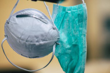 00447 Limasol Kıbrıs 26 Mart 2020 kendilerini koronavirüsten koruyan bir yüz maskesi