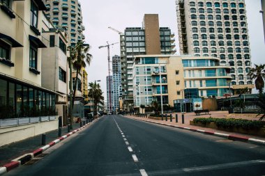 Tel Aviv İsrail 26 Mart 2020 'de Tel Aviv' in tamamen boş sokaklarının görüntüsü, çünkü koronavirüsün yayılmasını önlemek için nüfusun karantinaya alınması