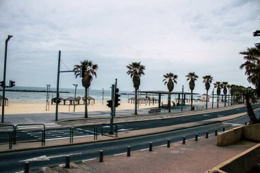 Tel Aviv İsrail 26 Mart 2020 'de Tel Aviv' in tamamen boş sokaklarının görüntüsü, çünkü koronavirüsün yayılmasını önlemek için nüfusun karantinaya alınması