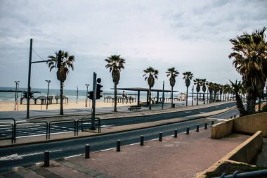 Tel Aviv İsrail 26 Mart 2020 'de Tel Aviv' in tamamen boş sokaklarının görüntüsü, çünkü koronavirüsün yayılmasını önlemek için nüfusun karantinaya alınması