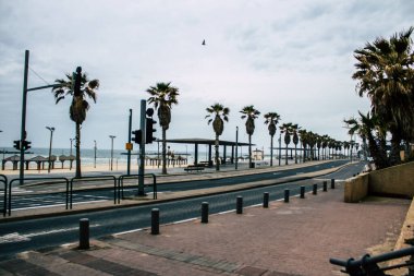 Tel Aviv İsrail 26 Mart 2020 'de Tel Aviv' in tamamen boş sokaklarının görüntüsü, çünkü koronavirüsün yayılmasını önlemek için nüfusun karantinaya alınması
