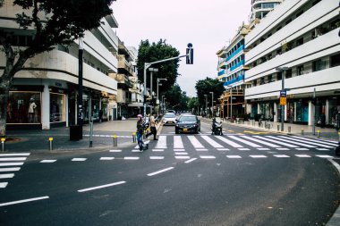 Tel Aviv İsrail 26 Mart 2020 Coronavirus yüzünden karantina sırasında Tel Aviv sokaklarında kimliği belirsiz insanların görüntüsü