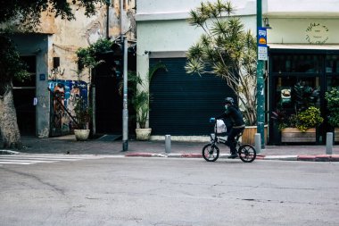 Tel Aviv İsrail 26 Mart 2020 Coronavirus yüzünden karantina sırasında Tel Aviv sokaklarında kimliği belirsiz insanların görüntüsü