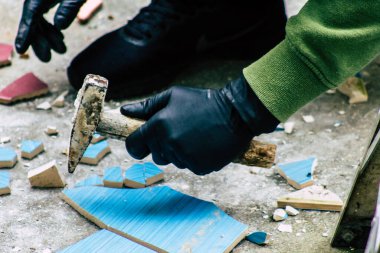 Kıbrıs Rum Kesimi 26 Mart 2020, Kıbrıs Rum Kesimi 'ndeki Limasol adasında bulunan Lemongrass Pansiyonu için mozaik oluşturan kimliği belirsiz bir sanatçı görüntüsü